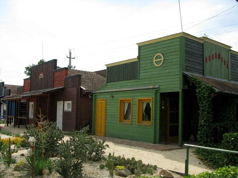 Convoy Panzio Bed & Breakfast Szajol Luaran gambar